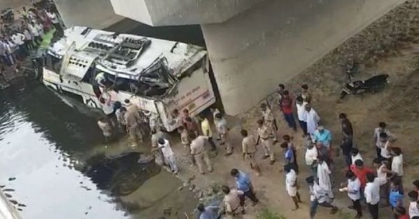 ड्राइवर, रूट और स्पीड को लेकर बड़ी  लापरवाही, आखिर यमुना एक्सप्रेस-वे पर 29 लोगों की मौत का जिम्मेदार कौन?