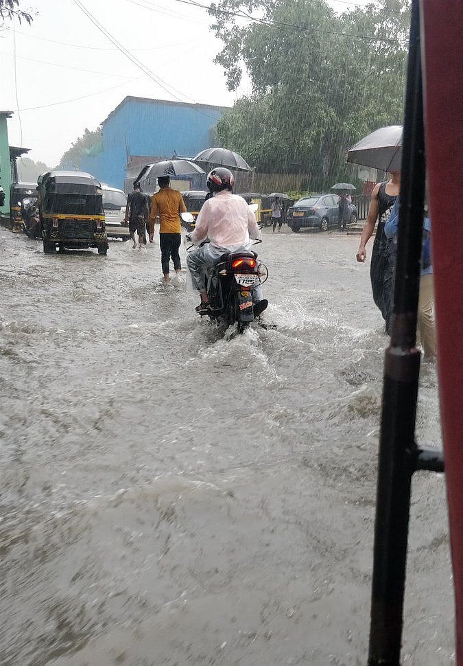 मुंबई बारिश LIVE: नवी मुंबई में भारी बारिश, पानी में खिलौने की तरह तैर रही हैं गाड़ियां