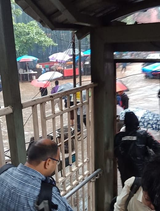 मुंबई बारिश LIVE: नवी मुंबई में भारी बारिश, पानी में खिलौने की तरह तैर रही हैं गाड़ियां