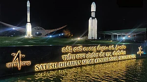 चांद को छूने के लिए बढ़े कदम फिलहाल थमे, लांच से 56 मिनट पहले तकनीकी खराबी से टला चंद्रायन-2 का प्रक्षेपण