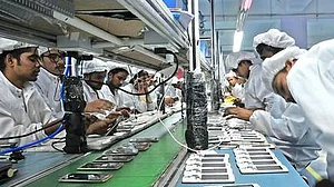 मोदी सरकार में मोबाइल हैंडसेट सेक्टर की टूटी कमर, दो साल में गईं 2.50 लाख लोगों की नौकरियां, बाजार पर चीन का कब्जा