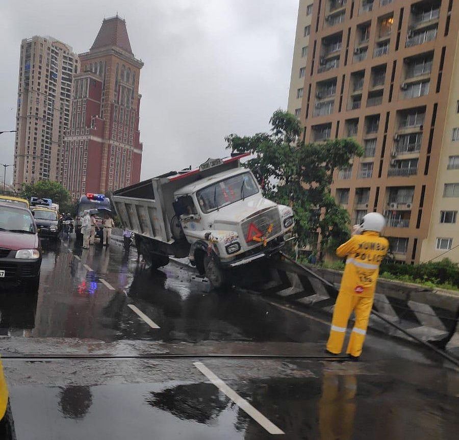 मुंबई बारिश LIVE: नवी मुंबई में भारी बारिश, पानी में खिलौने की तरह तैर रही हैं गाड़ियां