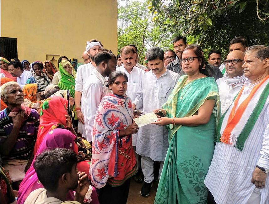 सोनभद्र नरसंहार: पीड़ित परिवारों को कांग्रेस नेताओं ने बांटे चेक, प्रियंका गांधी ने किया था आर्थिक सहायता का ऐलान