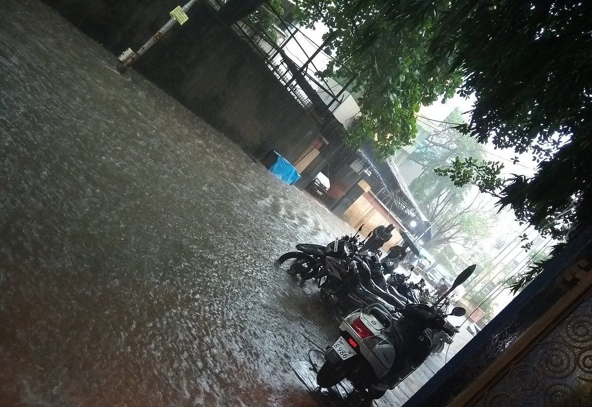 मुंबई बारिश LIVE: नवी मुंबई में भारी बारिश, पानी में खिलौने की तरह तैर रही हैं गाड़ियां