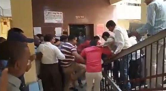 वीडियो: योगी सरकार में स्वास्थ्य विभाग अधिकारियों के तबादले में भ्रष्टाचार? कर्मचारियों ने की मारपीट, लहराए तमंचे