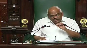 बड़ी खबर LIVE: कर्नाटक में कांग्रेस के दो बागी विधायक अयोग्य घोषित, स्पीकर ने दलबदल कानून के तहत लिया फैसला