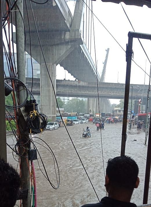 मुंबई बारिश LIVE: नवी मुंबई में भारी बारिश, पानी में खिलौने की तरह तैर रही हैं गाड़ियां