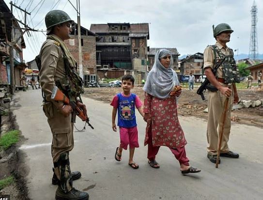 जम्मू-कश्मीर में स्कूल-कॉलेज और सरकारी दफ्तर  खुले, जानिए घाटी के किन-किन इलाकों में सेवाएं हुई बहाल