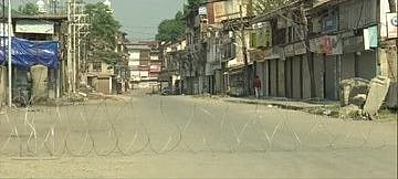 कश्मीर में बेहद तनावपूर्ण हालात, कई नेता नजरबंद, 144 लागू, इंटरनेट बंद, स्कूल-कॉलेज बंद, रैली-जुलूस पर रोक