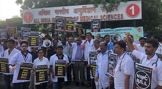 एनएमसी बिल के खिलाफ डॉक्टरों की हड़ताल जारी, दिल्ली के अस्पतालों में मरीज भटकने को मजबूर, देखें तस्वीरें