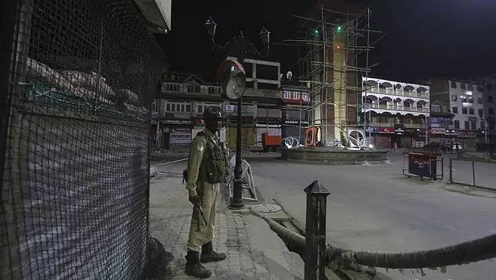 LIVE: जम्मू-कश्मीर पर बिल पास होने के बाद राज्यपाल से मिले अधिकारी, सुरक्षा हालात की दी जानकारी