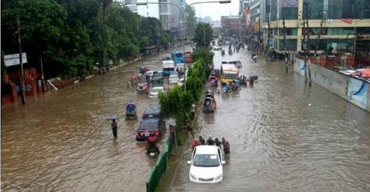 भारी बारिश ने रोकी ‘मायानगरी’ की रफ्तार, नदियों में तब्दील हुईं सड़कें, दिल्ली एनसीआर समेत कई इलाकों में अलर्ट जारी