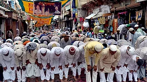 मेरठ, अलीगढ़ ही नहीं अब पूरे यूपी में सड़कों पर नहीं होगी नमाज़, डीजीपी ने जारी किया दिशा-निर्देश
