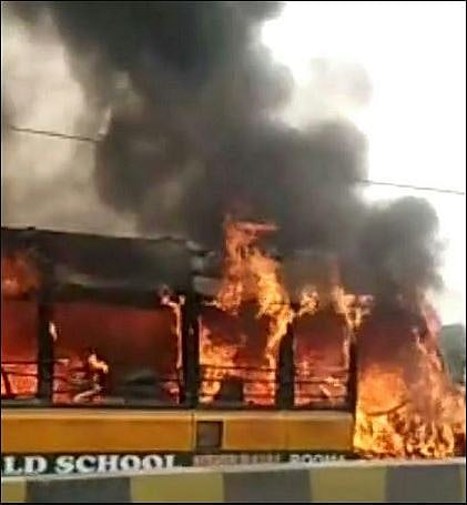 नवजीवन बुलेटिन: बच्चों से भरी स्कूल बस में लगी भीषण आग और तनाव के बीच श्रीनगर में फिर लगा कर्फ्यू, 4 बड़ी खबरें