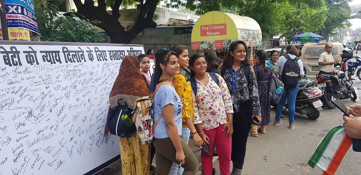 उन्नाव रेप पीड़िता को न्याय के लिए  कांग्रेस का हस्ताक्षर अभियान, लाखों लड़कियों ने हिस्सा लेकर जताया गुस्सा