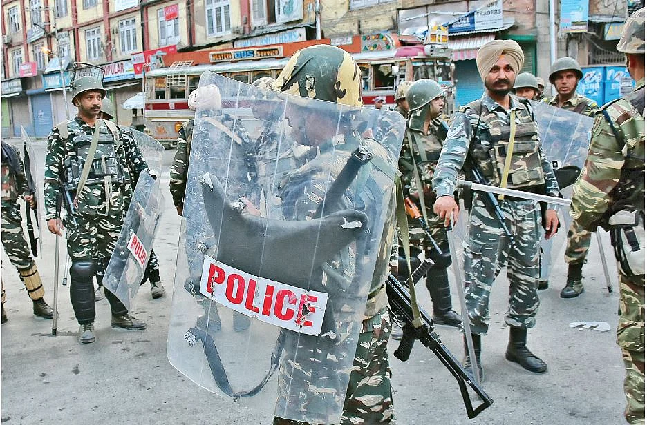 चारों ओर सुरक्षाबल, सब पर  निगाह, इस तरह से कश्मीर घाटी में सब सामान्य है!