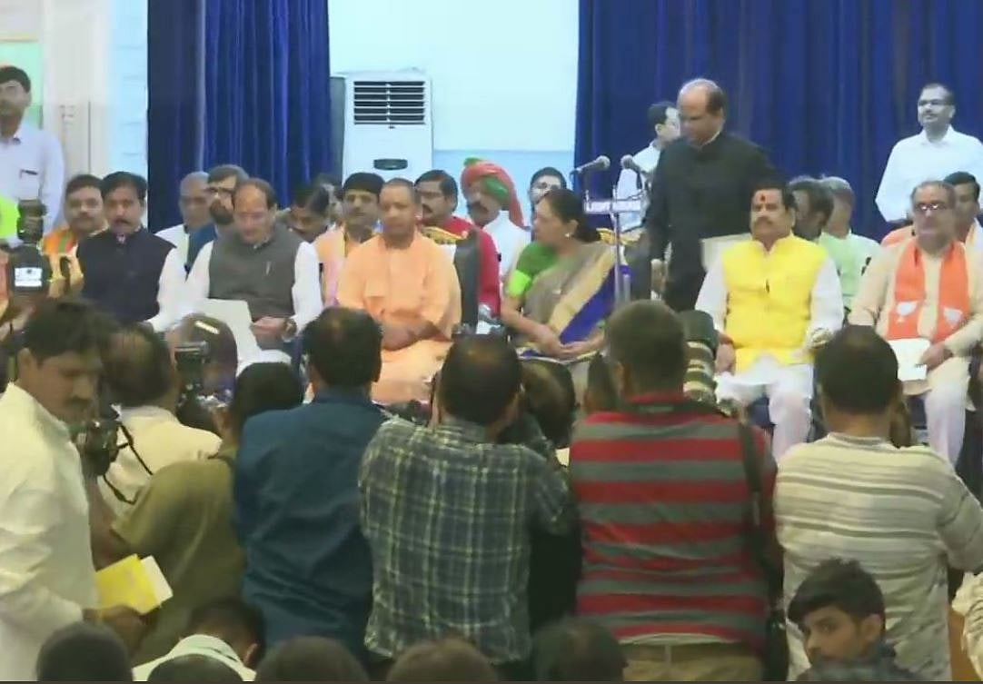 नवजीवन बुलेटिन: योगी कैबिनेट के पहले विस्तार में 23 मंत्रियों की शपथ और राहत सामग्री ले जाता हुआ हेलीकॉप्टर हुआ क्रैश