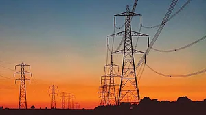 ऑटो के बाद बिजली और इंफ्रास्ट्रक्चर सेक्टर की भी निकली जान, मोदी सरकार की मार या आर्थिक मंदी?