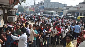 मोदी जी खाते में भेज रहे हैं 15 लाख रुपए, मैसेज आया तो बैंक के बाहर लग गई लंबी कतार