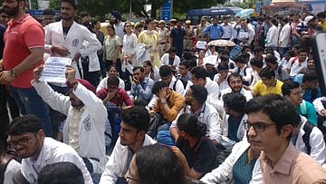 एनएमसी बिल के खिलाफ डॉक्टरों की हड़ताल जारी, दिल्ली के अस्पतालों में मरीज भटकने को मजबूर, देखें तस्वीरें