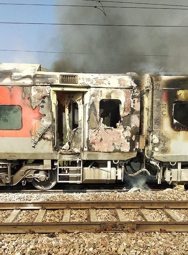 हरियाणा: असोटी और बल्लभगढ़ के बीच तेलंगाना एक्सप्रेस में लगी भीषण आग, मची हड़कंप