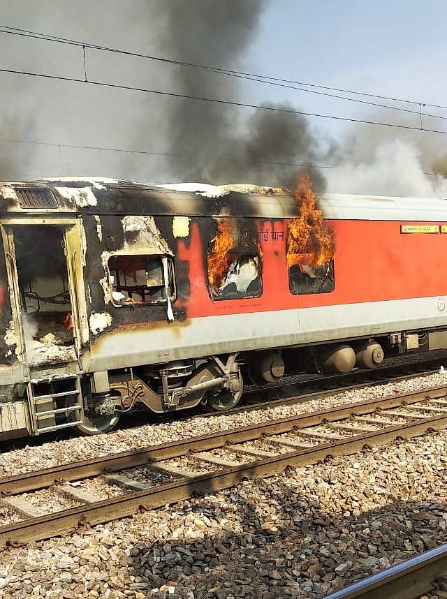 हरियाणा: असोटी और बल्लभगढ़ के बीच तेलंगाना एक्सप्रेस में लगी भीषण आग, मची हड़कंप