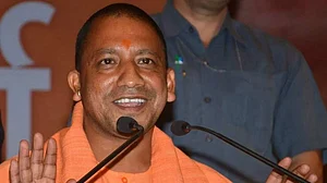 योगीराज में रायबरेली के अस्पताल का भी भगवाकरण! सीएम के दौरे से पहले बिछाई गई भगवा चादर
