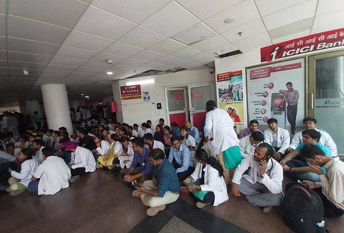 एनएमसी बिल के खिलाफ डॉक्टरों की हड़ताल जारी, दिल्ली के अस्पतालों में मरीज भटकने को मजबूर, देखें तस्वीरें