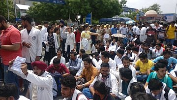 एनएमसी बिल के खिलाफ डॉक्टरों की हड़ताल जारी, दिल्ली के अस्पतालों में मरीज भटकने को मजबूर, देखें तस्वीरें