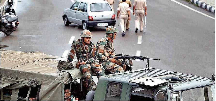 बंदूक को दूरबीन बनाकर प्रधानमंत्री कश्मीर को देख-दिखा रहे, वक्त कश्मीरियों के साथ खड़े रहने का है