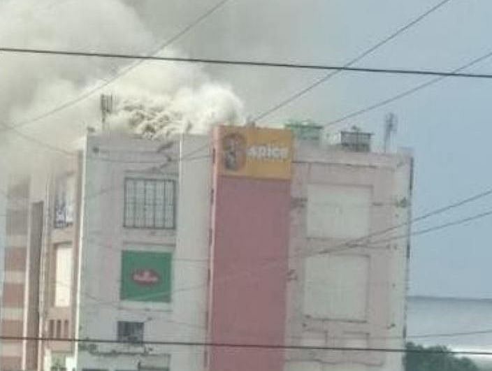 नवजीवन बुलेटिन: नोएडा के स्पाइस मॉल में लगी आग और बीजेपी नेताओं के निधन पर प्रज्ञा ठाकुर का बेतुका बयान, इस घंटे की बड़ी खबरें