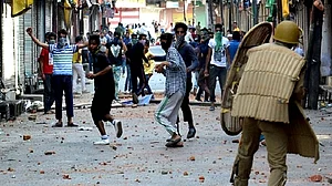 जम्मू-कश्मीर के अनंतनाग में पत्थरबाजी, एक ट्रक ड्राइवर की मौत