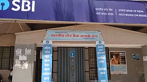 तेजी से बंद हो रहे सरकारी बैंक! एक साल में एसबीआई के 420 ब्रांच और 768 एटीएम में लगे ताले