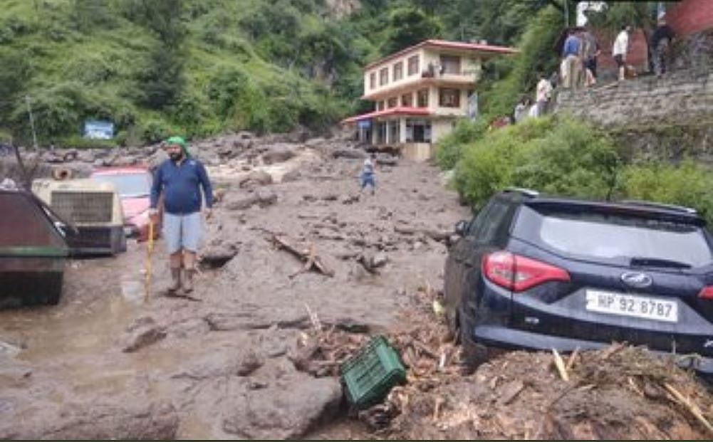 नवजीवन बुलेटिन: हिमाचल में बारिश का कहर जारी और पूर्व पीएम मनमोहन सिंह से एसपीजी सुरक्षा वापस लेगी मोदी सरकार