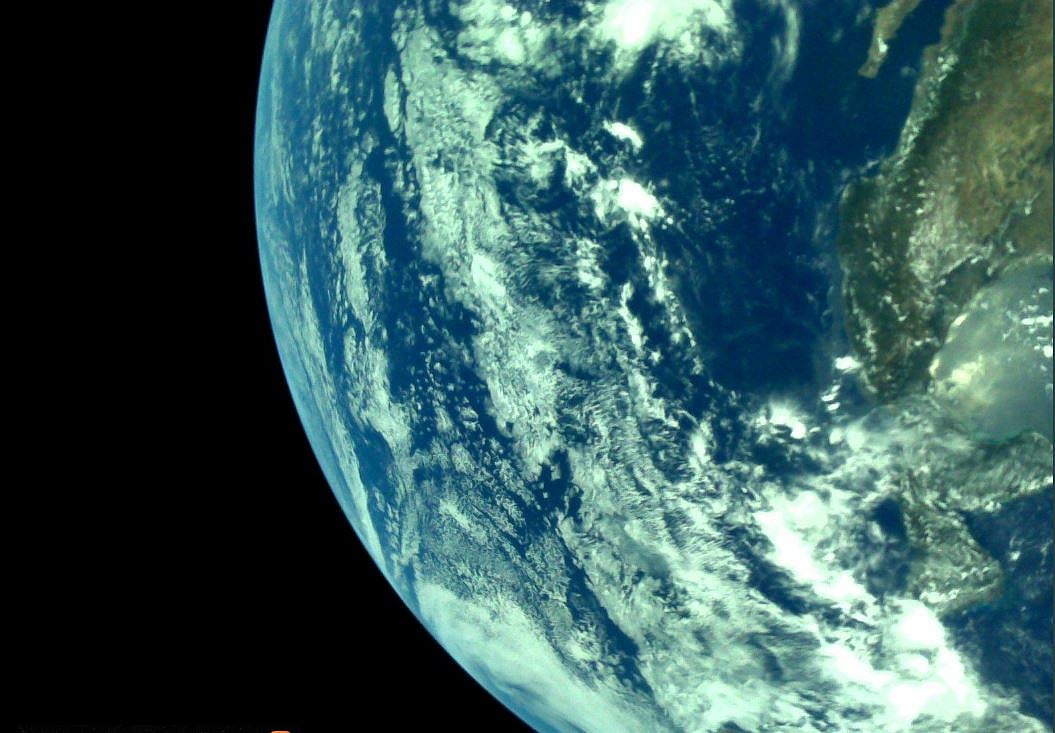 चंद्रयान-2 ने अंतरिक्ष से भेजीं नायाब तस्वीरें, वहां से ऐसी दिखती है धरती, देखिए