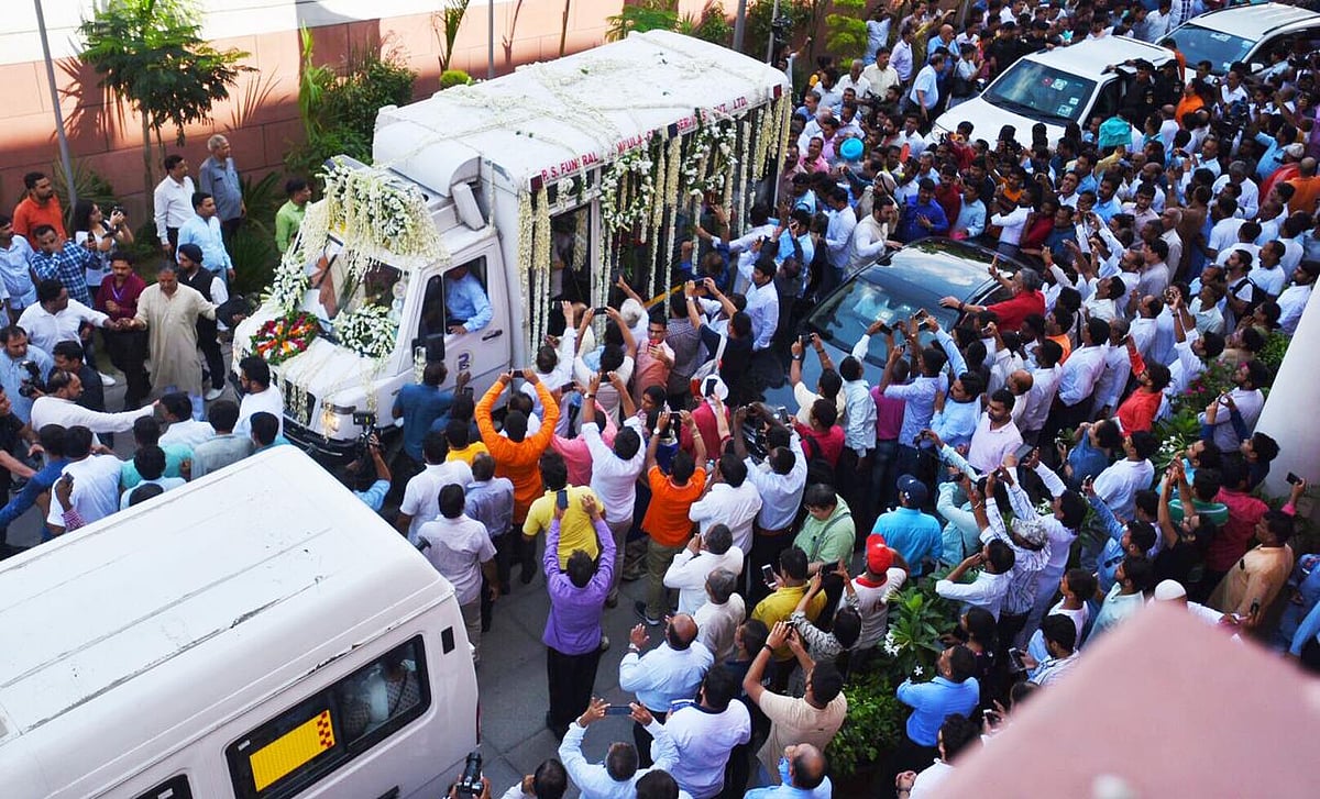 राजकीय सम्मान के साथ हुआ सुषमा स्वराज का अंतिम संस्कार, बेटी ने दी मुखाग्नि, कई नेताओं ने नम आंखों से दी विदाई