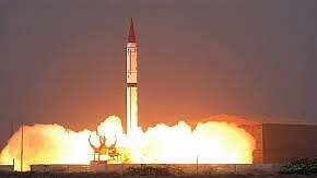 वीडियो: युद्ध की धमकियों के बीच पाकिस्तान ने किया गजनवी मिसाइल का परीक्षण, जानिए क्यों बढ़ सकता है तनाव