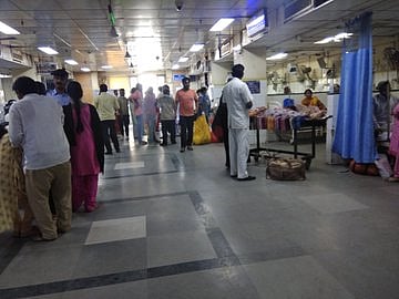 एनएमसी बिल के खिलाफ डॉक्टरों की हड़ताल जारी, दिल्ली के अस्पतालों में मरीज भटकने को मजबूर, देखें तस्वीरें