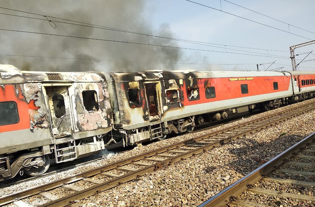 हरियाणा: असोटी और बल्लभगढ़ के बीच तेलंगाना एक्सप्रेस में लगी भीषण आग, मची हड़कंप