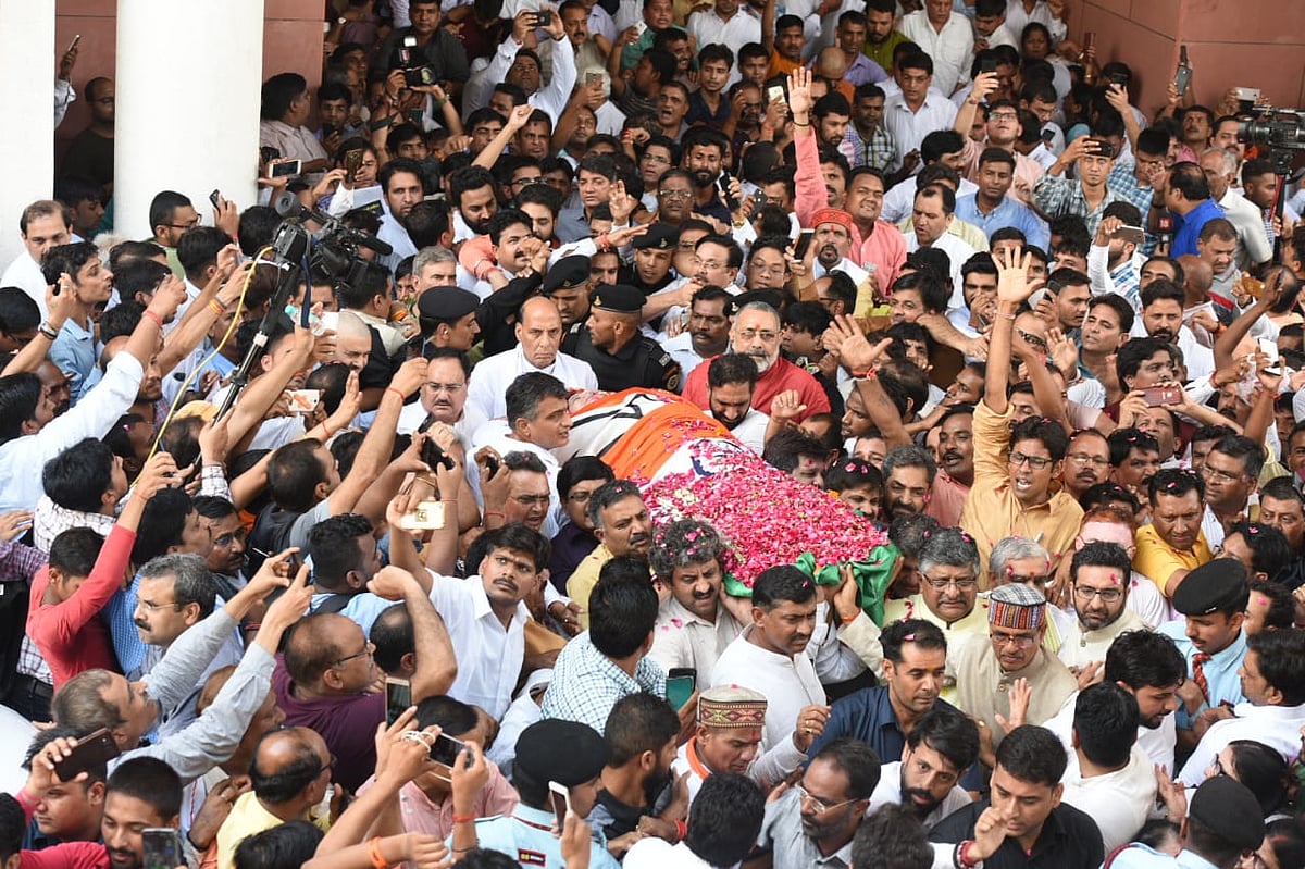 राजकीय सम्मान के साथ हुआ सुषमा स्वराज का अंतिम संस्कार, बेटी ने दी मुखाग्नि, कई नेताओं ने नम आंखों से दी विदाई