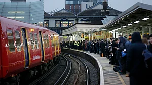 ब्रिटेन में बिजली गुल, ट्रैक पर फंसी ट्रेनें,10 लाख लोग प्रभावित