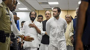 श्रीनगर एयरपोर्ट के बाहर कदम नहीं रख सके विपक्षी नेता, राहुल गांधी ने पूछा- सब सही तो फिर क्या छिपा रही सरकार