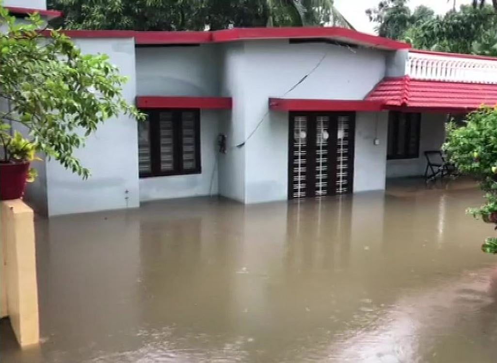 नवजीवन बुलेटिन: जम्मू-कश्मीर में सामान्य होते हालत और केरल, कर्नाटक समेत कई राज्यों में बारिश का कहर जारी। इस घंटे के बड़ी खबरें