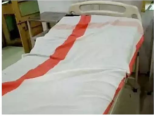 योगीराज में  रायबरेली के अस्पताल का भी  भगवाकरण! सीएम के दौरे से पहले बिछाई गई भगवा चादर