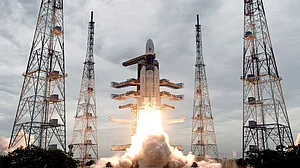 चांद से बस कुछ ही कदम दूर चंद्रयान-2, इसरो ने कहा- हमने तय कर लिया मील का पत्थर