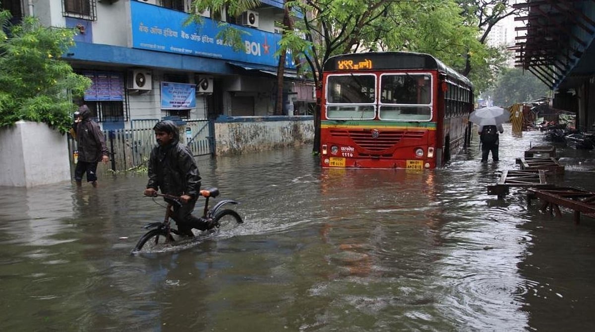 महाराष्ट्र बारिश: मुंबई समेत कई इलाकों में हालात खराब, 500 से ज्यादा लोगों को सुरक्षित जगह पहुंचाया गया