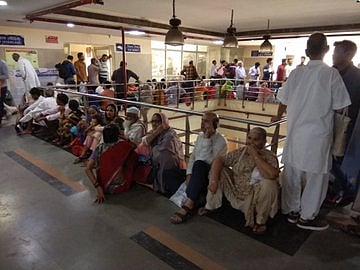 एनएमसी बिल के खिलाफ डॉक्टरों की हड़ताल जारी, दिल्ली के अस्पतालों में मरीज भटकने को मजबूर, देखें तस्वीरें