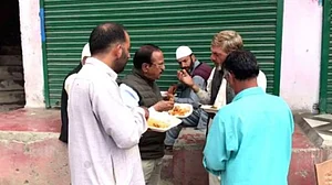 तो शोपियां में इसलिए एनएसए अजित डोभाल के साथ स्थानीय लोग कर रहे थे लंच, गुलाम नबी आजाद का बड़ा बयान