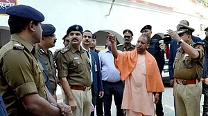 योगी की पुलिस की अजब कहानी: ठगों को पकड़ने के बजाय कर रही सचेत, जानिए पूरा मामला