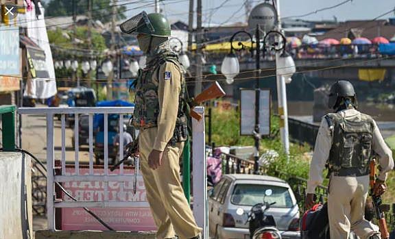 जम्मू-कश्मीर:  आज से फोन और इंटरनेट सेवाएं बहाल, सोमवार से खुलेंगे स्कूल-कॉलेज, जानिए कौन सी पाबंदियां हटी